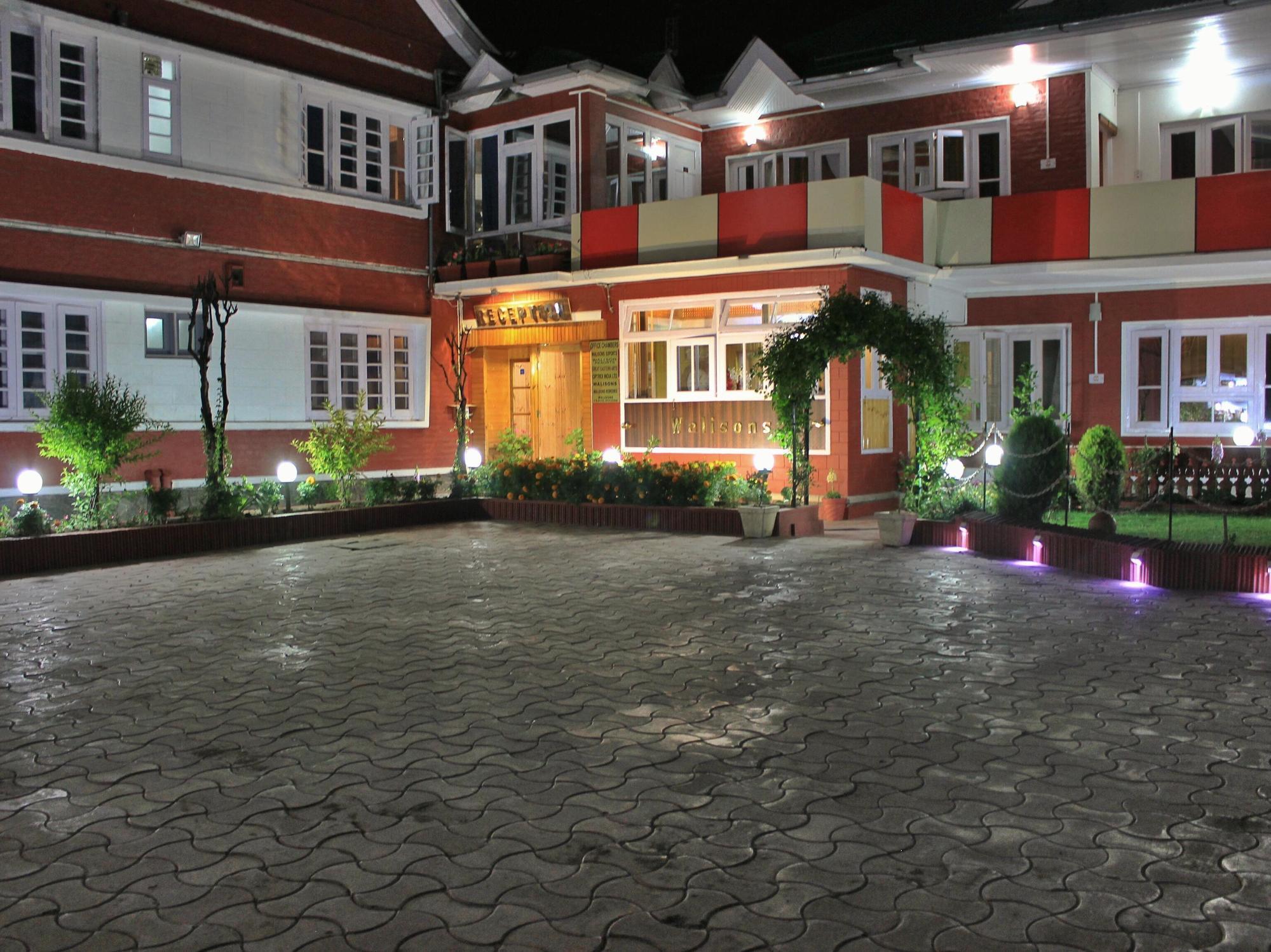 Walisons Hotel Srīnagar Exterior foto